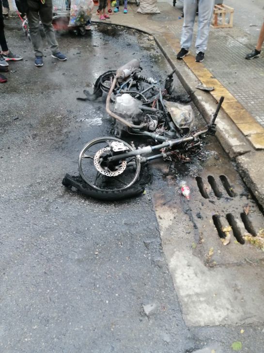 VIDEO: Comunidad incendió la moto de un ladrón en Cabecera VIDEO: Comunidad incendió la moto de un ladrón en Cabecera