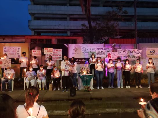 Plantón em memoria de Paula Martínez Plantón em memoria de Paula Martínez