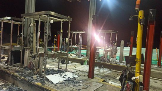 Así quedó el peaje Tarapacá 2 tras el ataque vandálico del 1 de mayo Así quedó el peaje Tarapacá 2 tras el ataque vandálico del 1 de mayo