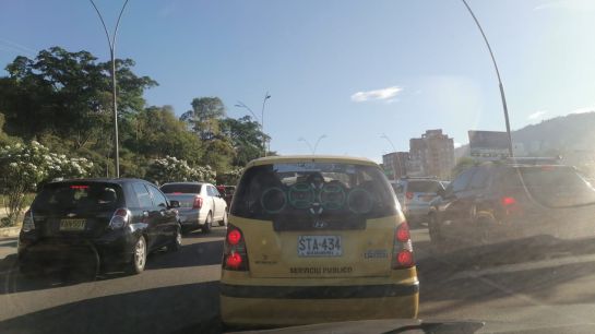 Congestión en la autopista cerca de la Puerta del Sol Congestión en la autopista cerca de la Puerta del Sol