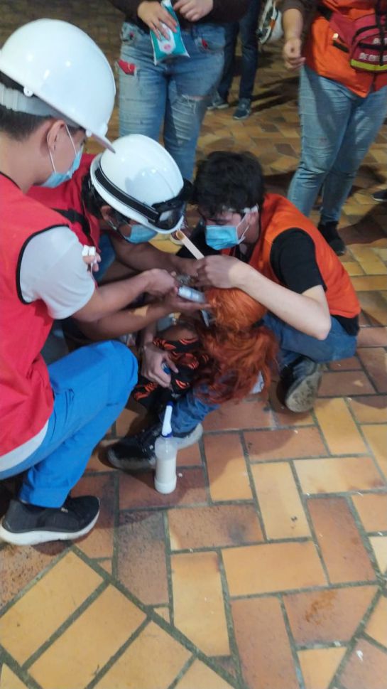 Brigadistas atienden estudiante herido en la UIS Brigadistas atienden estudiante herido en la UIS