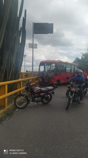 Accidente de bus en los puentes de la cejita en Armenia Accidente de bus en los puentes de la cejita en Armenia