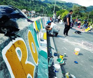 Los integrantes de las barras de fútbol también se han sumado al colectivo pintor Los integrantes de las barras de fútbol también se han sumado al colectivo pintor