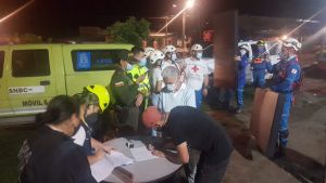 Autoridades y organismos de socorro entregando ayudas a damnificados por incendio Autoridades y organismos de socorro entregando ayudas a damnificados por incendio
