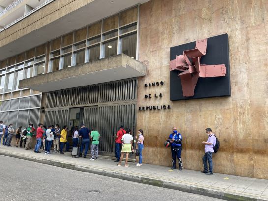 Filas frente al Banco de la República Filas frente al Banco de la República