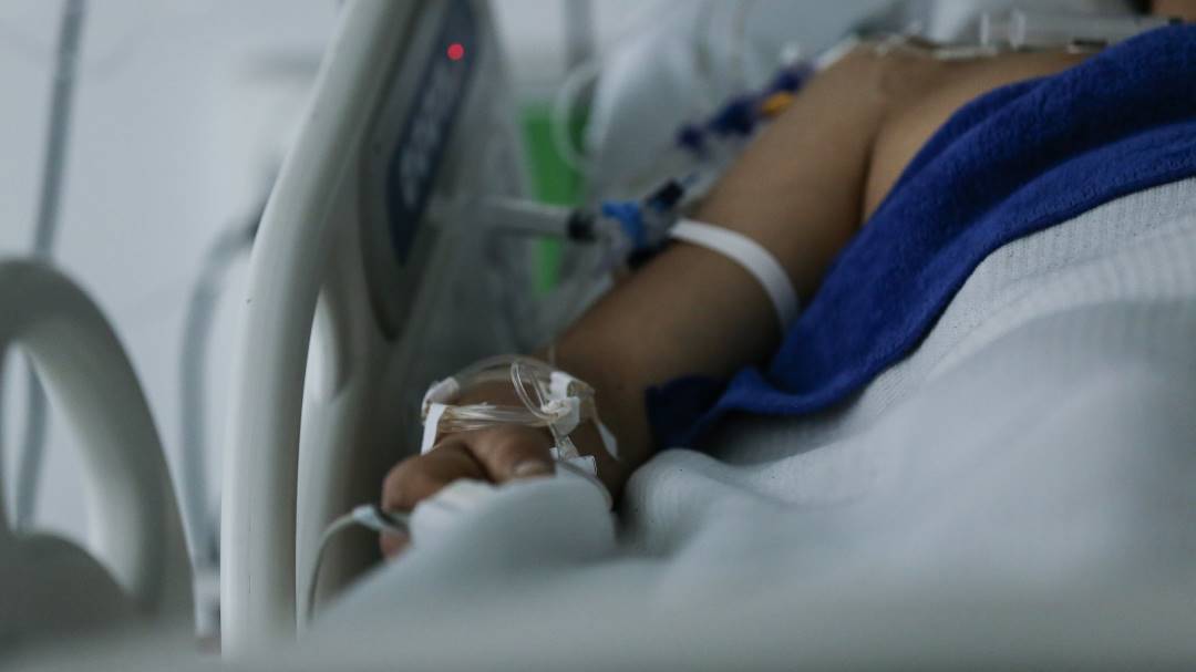 Ladrón le dispara a un joven despues de robarle la bicicleta