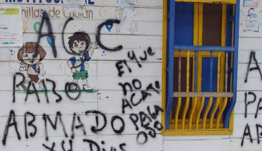 Panfletos y grafitis en las fachadas de las casas. Panfletos y grafitis en las fachadas de las casas.