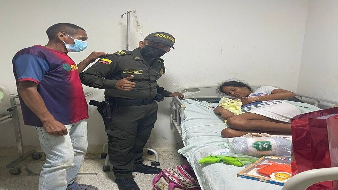 En San Carlos, Córdoba, una mujer tuvo a su hijo en una patrulla de la Policía