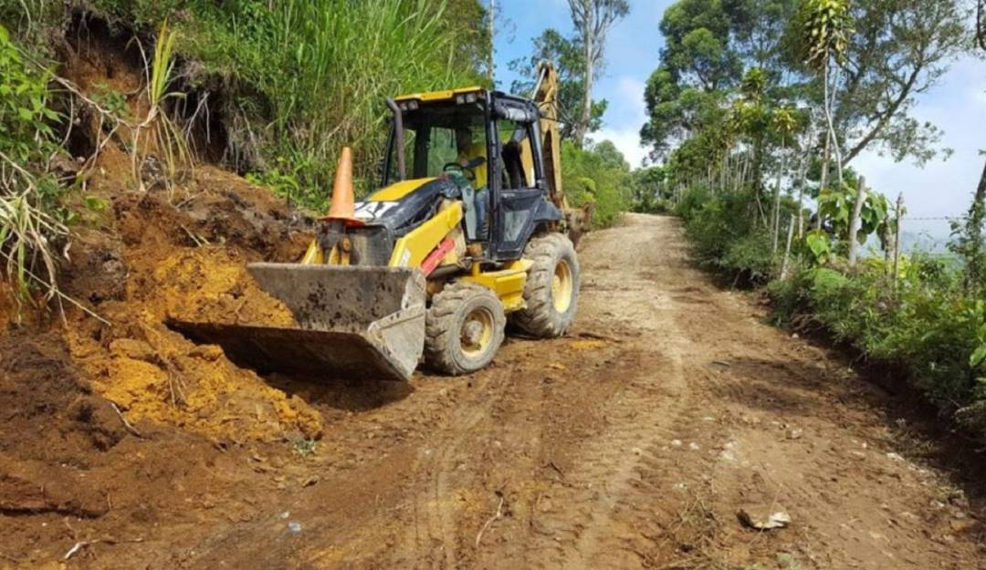 Una piedra cayó sobre dos personas mientras removían un derrumbe. Crédito: Gobernación de Caldas. Una piedra cayó sobre dos personas mientras removían un derrumbe. Crédito: Gobernación de Caldas.