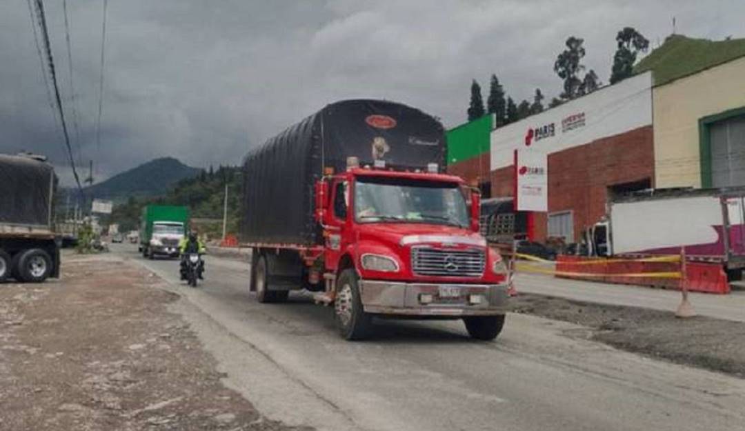 Nuevamente afectados están los transportadores por el cierre de La Línea. Crédito: Caracol Radio. Nuevamente afectados están los transportadores por el cierre de La Línea. Crédito: Caracol Radio.
