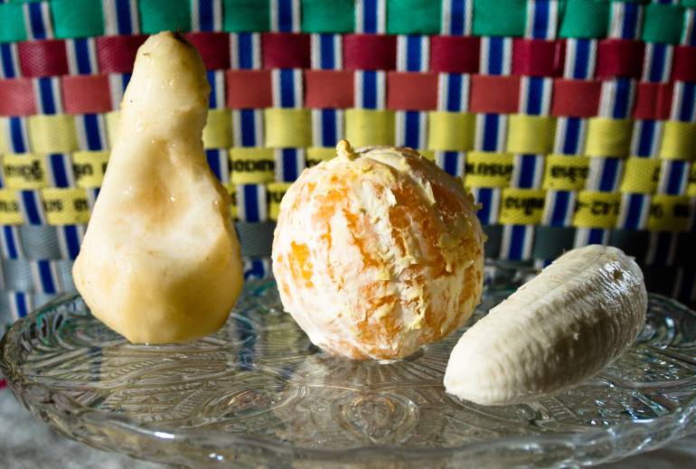 Lavar y pelar frutas elimina el 80 % de residuos de plaguicidas