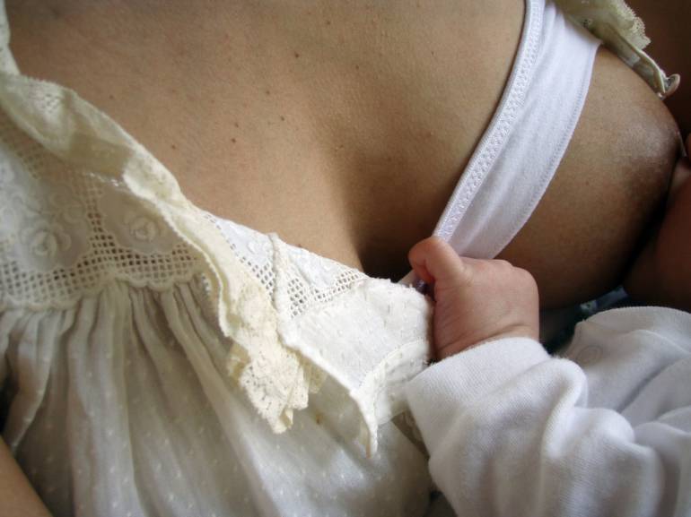 Leche materna de mujeres obesas afectaría talla de sus hijos