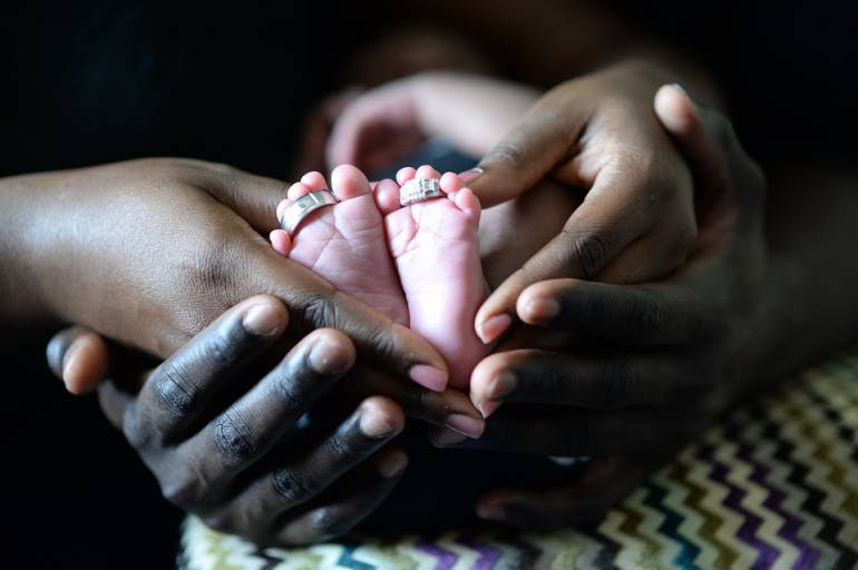 una mujer soltera puede adoptar en colombia
