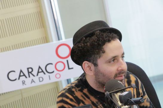 Entrevista al artista conocido como "Visitante": "El artista más exigente con el que he trabajado es conmigo mismo": Eduardo Cabra Entrevista al artista conocido como "Visitante": "El artista más exigente con el que he trabajado es conmigo mismo": Eduardo Cabra