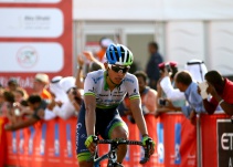 Esteban Chaves sufre una dura caída en el Giro de la Emilia