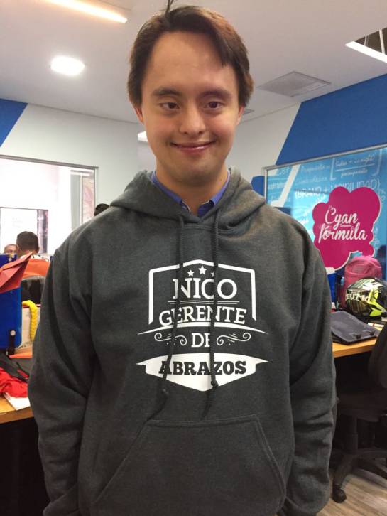 'Nico' es el Gerente de Abrazos de Cyan. 'Nico' es el Gerente de Abrazos de Cyan.