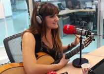Rozalén: Mi música a través del lenguaje de señas es poesía corporal