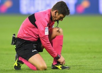 Un árbitro en Inglaterra se va de vivo y le tira un caño a... ¡Alexis Sánchez!