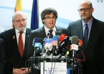 Líder catalán propone a Rajoy una reunión fuera de España