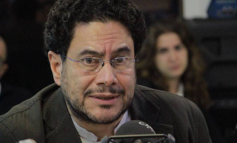 Entrevista hora 20 a Iván Cepda Tema Uribe Vélez: Los tres cargos por los que Iván Cepeda pedirá investigar a Uribe V.