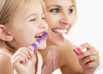 Cepillar los dientes es esencial para mantener la salud bucal