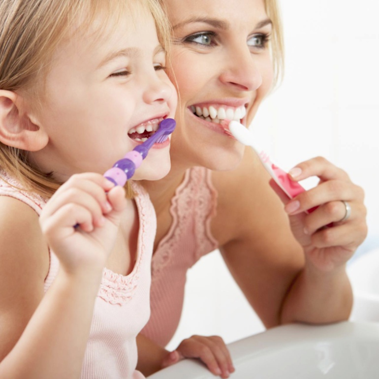 Cepillar los dientes es esencial para mantener la salud bucal