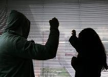 Investigan a policía por permitir golpiza a abusador en Transmilenio