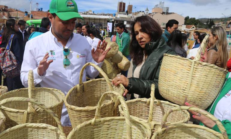 Gobierno de Boyacá entrega 3.270 canastos lo que ayuda a disminuir el uso de plásticos.