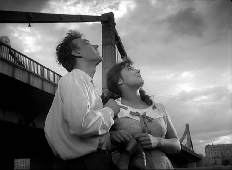 Cuando Pasan las Cigüeñas: Cuando Pasan las Cigüeñas, un emotivo romance, interrumpido por la guerra