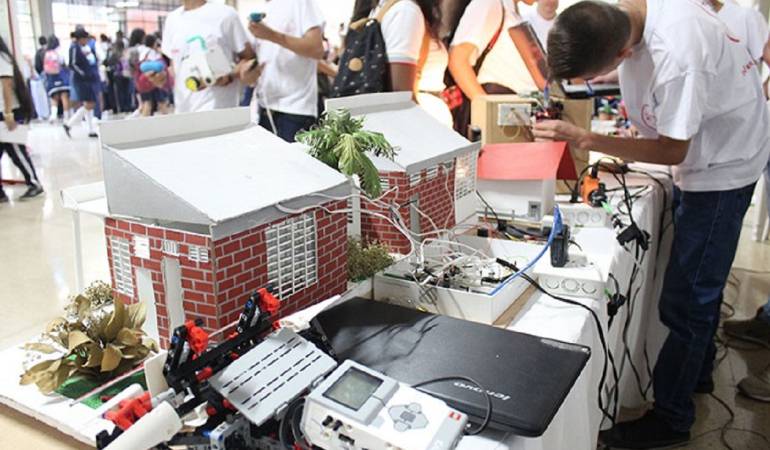 Jóvenes metidos en la robotica