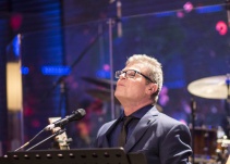 Gustavo Santaolalla "se lanza como solista" a sus 66 años