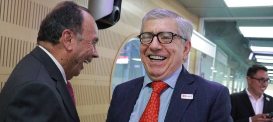 En cabina, Cesar Gaviria Trujillo, presidente de Colombia en la época del apagón; punto de nacimiento de La Luciérnaga. En cabina, Cesar Gaviria Trujillo, presidente de Colombia en la época del apagón; punto de nacimiento de La Luciérnaga.