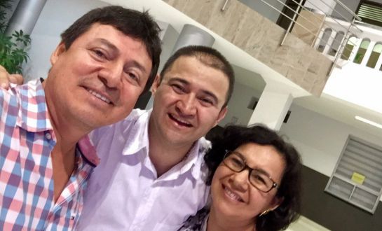 Seguidor de Caracol Radio. Aquí con "Corozo", de La Luciérnaga. Seguidor de Caracol Radio. Aquí con "Corozo", de La Luciérnaga.