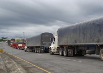 Camioneros urgen frenar las alzas de los combustibles