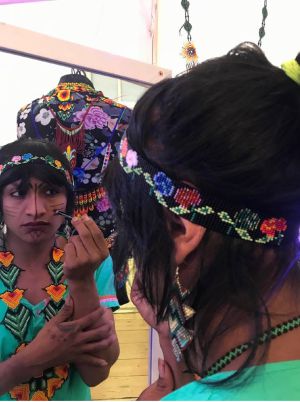 Roxana Panchí indígena que trabaja con la Chaquira. Roxana Panchí indígena que trabaja con la Chaquira.