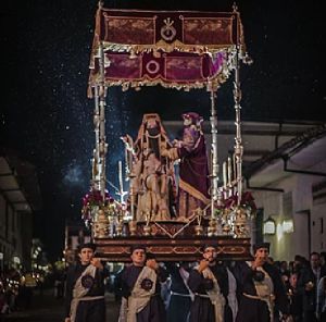 Sobre el Carguero recae el peso del Paso y la responsabilidad de cargarlo bien. Sobre el Carguero recae el peso del Paso y la responsabilidad de cargarlo bien.