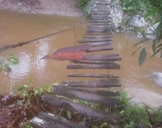 Estado de uno de los puentes colgantes veredales en La Esperanza, Norte de Santander. Estado de uno de los puentes colgantes veredales en La Esperanza, Norte de Santander.