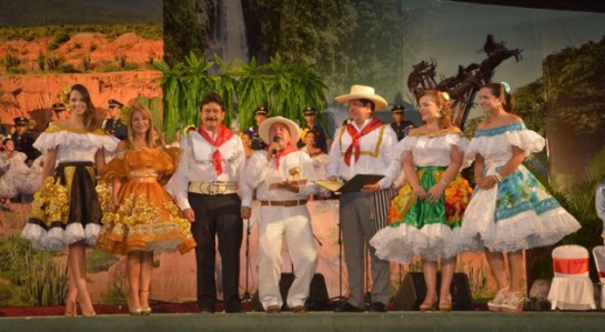 Álvaro Gasca Coronado recibe el Tambor de Oro por su tayectoria folclórica, durante las fiestas de 2017. Álvaro Gasca Coronado recibe el Tambor de Oro por su tayectoria folclórica, durante las fiestas de 2017.
