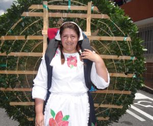 Ella desfila hoy con su silleta. Ella desfila hoy con su silleta.