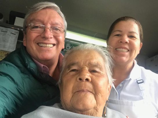 Nacho Cajiao con uno de los personajes más tradicionales de la Plaza del 12 de Octubre, doña Segunda Nacho Cajiao con uno de los personajes más tradicionales de la Plaza del 12 de Octubre, doña Segunda