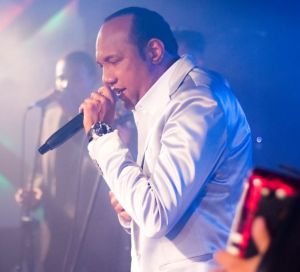 Otra de sus grandes pasiones es cantar Otra de sus grandes pasiones es cantar