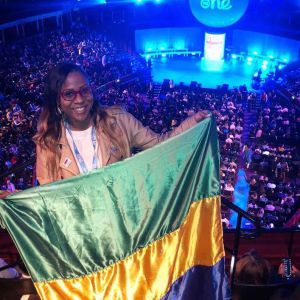 Debbie luciendo la bandera del Chocó desde Londres en el One Young World. Debbie luciendo la bandera del Chocó desde Londres en el One Young World.