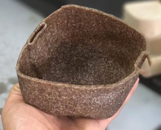 Contenedor biodegradable hecho con harina de yuca Contenedor biodegradable hecho con harina de yuca