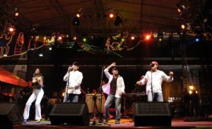 Más de 20 artistas en tarima. Más de 20 artistas en tarima.