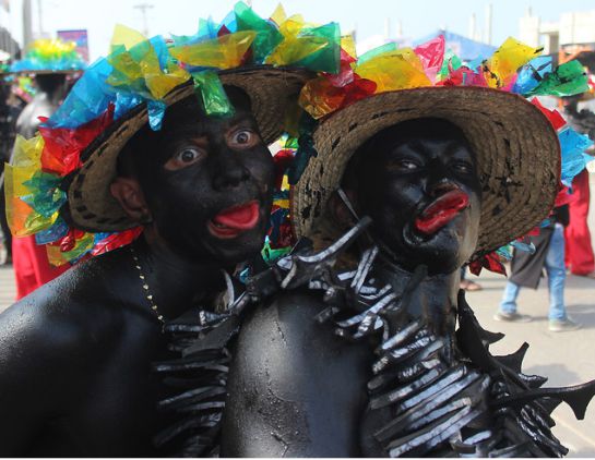 Con muecas y lenguas rojas, la Danza Son de Negro hacer parte del Carnaval de Barranquilla. Con muecas y lenguas rojas, la Danza Son de Negro hacer parte del Carnaval de Barranquilla.