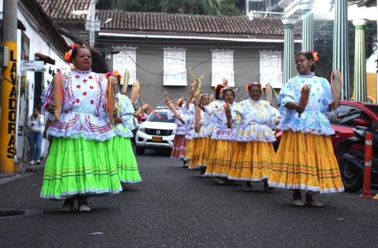 Las danzas y comparsas hacen parte de la fiesta. Las danzas y comparsas hacen parte de la fiesta.