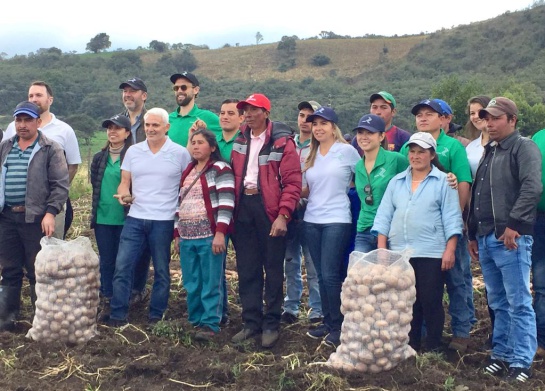 Frank Giustra con campesinos de Ventaquemada Frank Giustra con campesinos de Ventaquemada