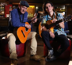 Juandas acompañado de su tío abuelo, quien le enseñó a tocar la guitarra. Juandas acompañado de su tío abuelo, quien le enseñó a tocar la guitarra.