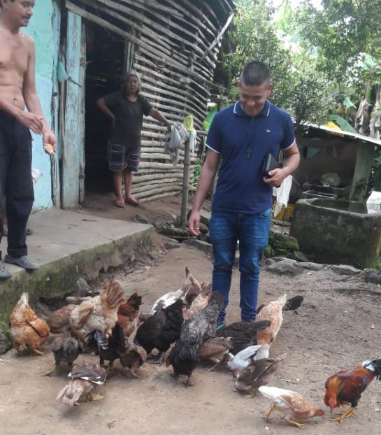 El seminarista Julián Alberto Araque, de los misioneros javerianos de Yarumal, comparte en el campo. El seminarista Julián Alberto Araque, de los misioneros javerianos de Yarumal, comparte en el campo.
