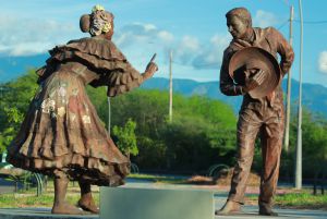 "La Bambuquera", Monumento elaborado por el maestro Fernando Núñez, representa el sexto paso del baile del sanjuanero huilense "La arrastrada del ala". "La Bambuquera", Monumento elaborado por el maestro Fernando Núñez, representa el sexto paso del baile del sanjuanero huilense "La arrastrada del ala".